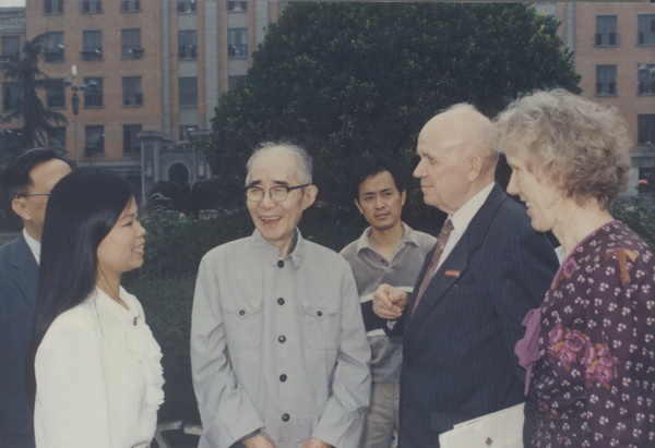 谢立惠教授与50年代曾在我校任职的列别捷夫教授会谈.jpg 谢立惠教授与50年代曾在我校任职的列别捷夫教授会谈.jpg