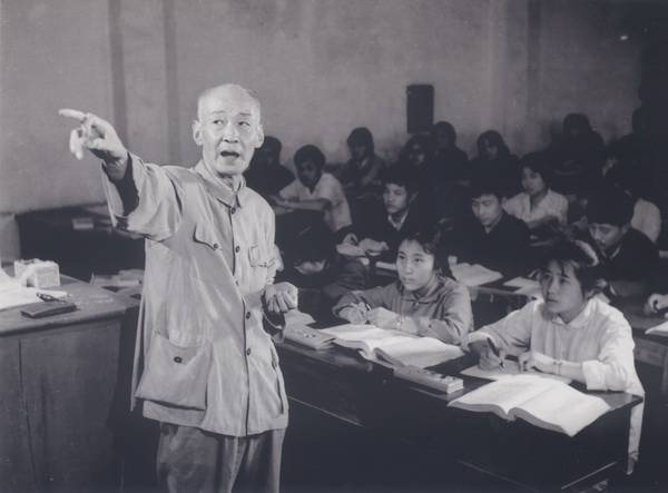 陈湖教授为文革后首届大学生上课(1977年).jpg 陈湖教授为文革后首届大学生上课(1977年).jpg