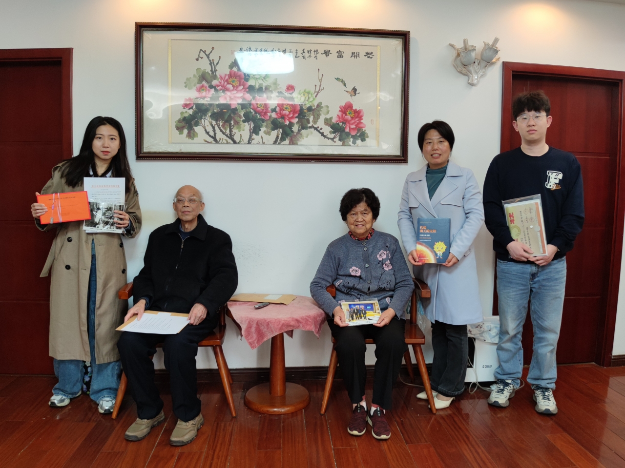 数学学院党委副书记赵文丽一行走访冯桂云校友(右三)、1953级校友史东涤(左二)夫妇.jpg
