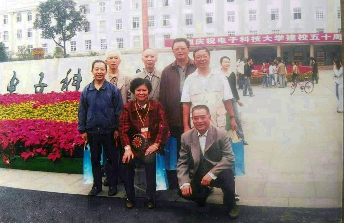 冯桂云校友(一排左一)参加50周年校庆活动.jpg