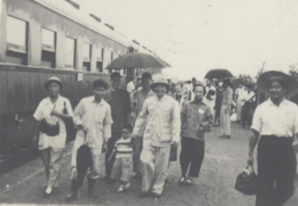 迎接华南工学院来蓉师生出站.jpg 迎接华南工学院来蓉师生出站.jpg